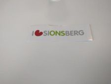 Red de Sionsberg reikt Sionsberg-bumpersticker uit